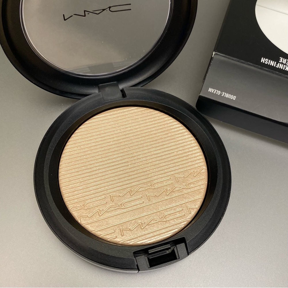 MAC “Double-Gleam” Extra Dimension Skinfinish Highlighter